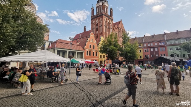 Plenerowe uroczystości z okazji finału Remontu Stulecia Kolegiaty Najświętszej Marii Panny Królowej Świata rozpoczęły się na Rynku Starego Miasta w Stargardzie.