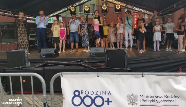 Plenerowe imprezy na Rynku Starego Miasta, podczas których mieszkańcy świętują zakończenie remontu stargardzkiej Kolegiaty, zgromadziły w sobotę tłumy widzów i słuchaczy. Wśród licznych atrakcji, jakie zapewnili organizatorzy, dużym zainteresowaniem cieszyła się również Strefa 800 przygotowana staraniem resortu pracy i polityki społecznej.
