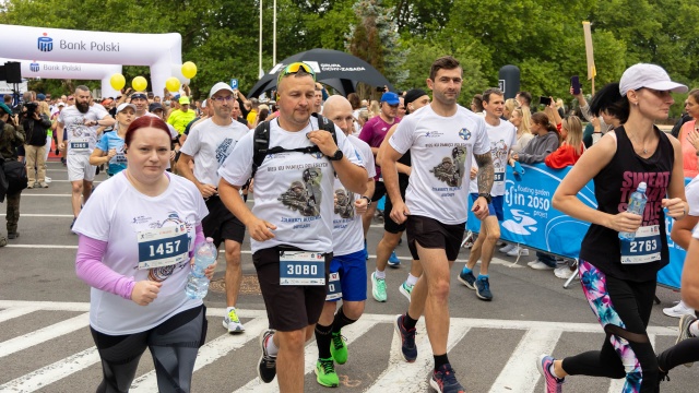 Ponad setka żołnierzy 12 Brygady Zmechanizowanej wystartowała w niedzielę w szczecińskim półmaratonie. Ich udział to oddanie czci poległym na różnych frontach.