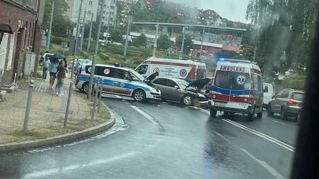 Kolizja na ulicy Piotra Skargi w Szczecinie. Przy dojeździe do ronda Giedroycia zderzyły się dwa samochody osobowe.