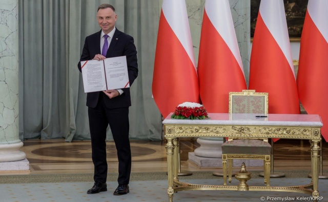 Prezydent Andrzej Duda podpisał ustawę, wprowadzającą bezpłatne leki dla osób w wieku 65 oraz dla dzieci do ukończenia 18. roku życia. Zmiany wejdą w życie od września.