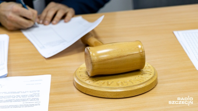 Na najbliższej sesji, szczecińscy radni zadecydują co stanie się z działką u zbiegu ulic Dworcowej i Rybackiej. Nieruchomość ma 1,5 tys. m kw., jest niezagospodarowana, często nazywana jest zieloną skarpą.