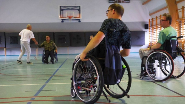 Niepełnosprawni z Kołobrzegu mogą wziąć udział w nowych zajęciach sportowych. Ruszył projekt Gotowi na start.