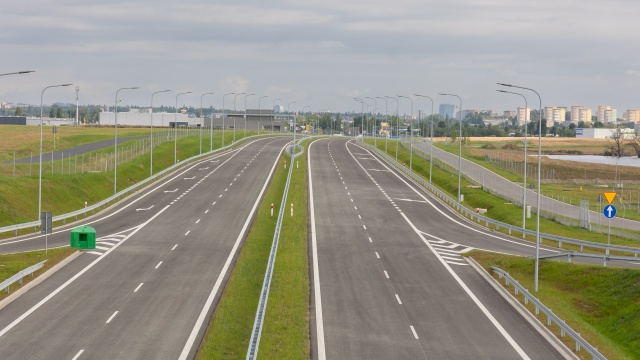 Prawie pięć kilometrów nowej trasy na pół roku przed terminem. Kierowcy już po południu będą mogli przejechać obwodnicą Przecławia i Warzymic.