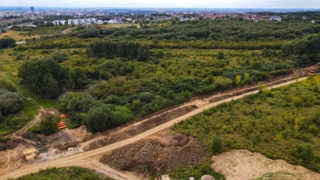 Nowy zbiornik retencyjny i prowadząca do niego infrastruktura drogowa powstają w rejonie ulicy Ostoi-Zagórskiego na szczecińskim Bukowie.