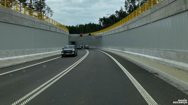 Dziś minęły dokładnie dwa miesiące od dnia otwarcia tunelu w Świnoujściu. W tym czasie, stałym połączeniem między wyspami Uznam i Wolin, przejechało niemal milion pojazdów. Niemal, bo tego milionowego wyspiarze spodziewają się w piątek.