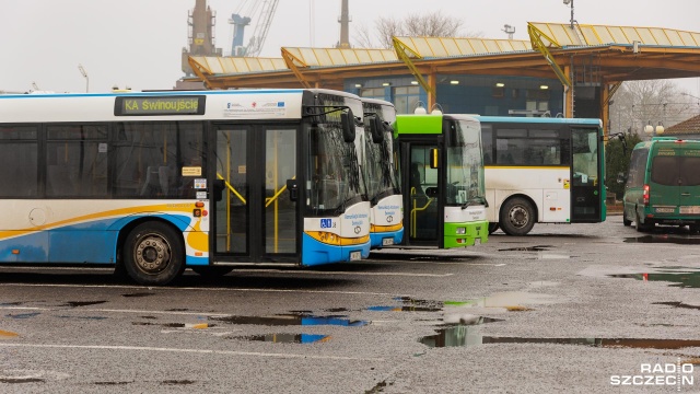 Pięć nowych autobusów wyjedzie od piątku na trasy Świnoujścia. To pojazdy marki Solaris kupione przez miasto dzięki wsparciu z Rządowego Funduszu Polski Ład.
