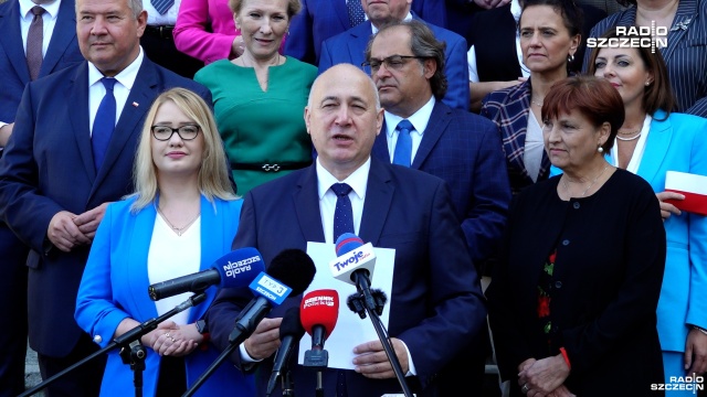 Kobiety w Prawie i Sprawiedliwości odgrywają bardzo ważną rolę. To osoby niezwykle merytoryczne, czego najlepszym przykładem są nasze kandydatki do Senatu - podkreśla europoseł Joachim Brudziński przedstawiając listy wyborcze partii do Sejmu i Senatu w naszym regionie. Słowem kluczem dla naszej kampanii i drużyny Prawa i Sprawiedliwości na Pomorzu Zachodnim jest wiarygodność - dodaje Joachim Brudziński.