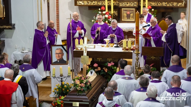 Był nie tylko dobrym księdzem, ale także wspaniałym człowiekiem - mówili wierni, o zmarłym proboszczu parafii w Podjuchach, którego dziś żegnali.