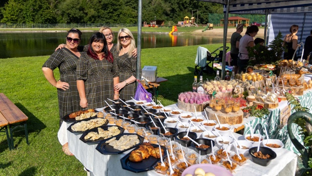 Ciepłe swojskie jedzenie, muzyka na żywo i konkursy - trwają Dożynki Gminne w Cedyni.