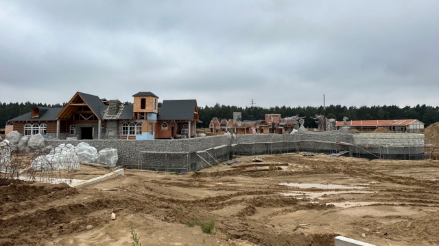 Park rozrywki pnie się w górę, ale inwestycja oddana będzie później niż planowano. Chodzi o Hossoland, który powstaje pod Gryficami. Pierwsi chętni mieli go odwiedzić wiosną przyszłego roku. Budowa jednak potrwa przynajmniej o kilka miesięcy dłużej.