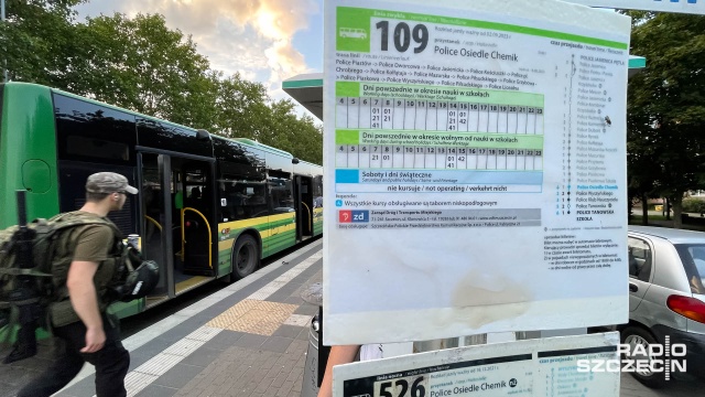 Mieszkańcy Polic sprzeciwiają się zmianom w komunikacji miejskiej, jakie wraz z początkiem roku szkolnego wprowadził Zarząd Dróg i Transportu Miejskiego w Szczecinie. Chodzi o nagłą likwidację linii autobusowych numer 110 i 111. Ograniczony został również rozkład jazdy szkolnej sto dziewiątki, która kursuje tylko w godzinach od 7.00 do 8.00 i od 14.00 do 15.00. Zmiany nie podobają się mieszkańcom Polic.