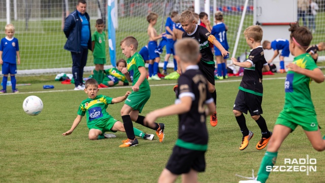 Zdrowa sportowa rywalizacja i wysoki poziom - trwa turniej piłkarski zorganizowany dla dzieci i młodzieży z okazji zakończenia wakacji. To już drugi dzień rozgrywek, w których łącznie wzięło udział około 40 drużyn z naszego regionu.