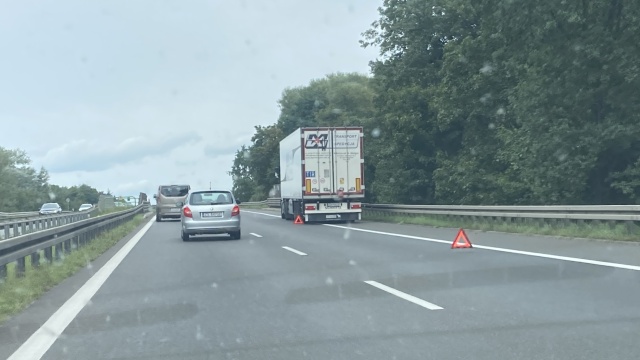 Na S3 tuż za węzłem Kijewo w stronę wybrzeża - na jednym z pasów stoi zepsuty TIR i przez niespełna kilometr ruch jest zdecydowanie wolniejszy.