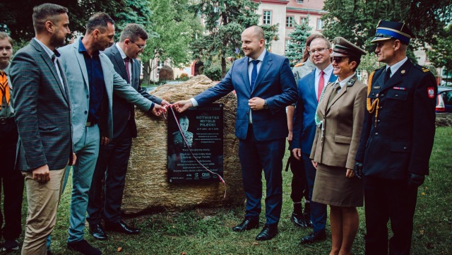 Przy kościele w Pyrzycach odsłonięto dziś tablicę upamiętniającą rotmistrza Witolda Pileckiego - polskiego bohatera zamordowanego przez władze komunistyczne w 1948 roku.
