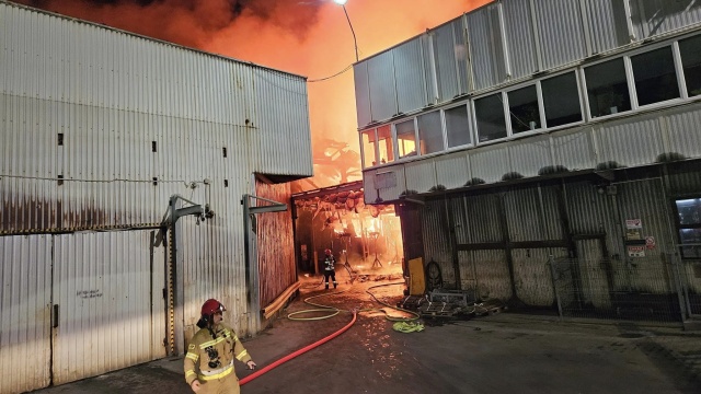 Od kilku godzin strażacy walczą z pożarem pod Szczecinem. Płonęła hala przemysłowa przy ulicy Spółdzielców w Mierzynie. Strażacy zgłoszenie otrzymali po godzinie 2 w nocy.