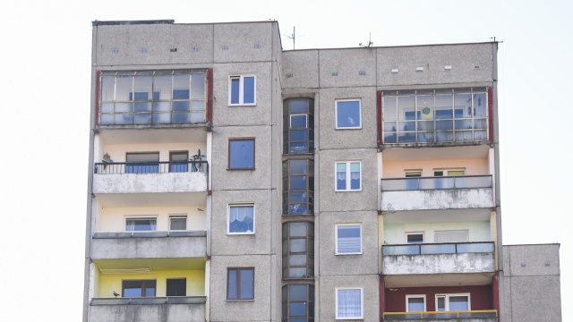 Prawo i Sprawiedliwość zapowiada modernizację i rewitalizacji osiedli oraz bloków z tak zwanej wielkiej płyty. Chodzi o program Przyjazne Osiedle, na który przeznaczone zostaną miliardy złotych z budżetu państwa. Zdaniem ministra edukacji i nauki Przemysława Czarnka na programie tym skorzystają przede wszystkim ludzie starsi.