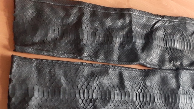 Odbiorca ze Szczecina zamówił spodnie z Indonezji. Po kontroli przesyłki, okazało się, że spodnie zostały wykonane ze skór pytona, gatunku znajdującego się pod ochroną. O szczegółach mówi Małgorzata Brzoza rzecznik prasowy Izby Administracji Skarbowej w Szczecinie.