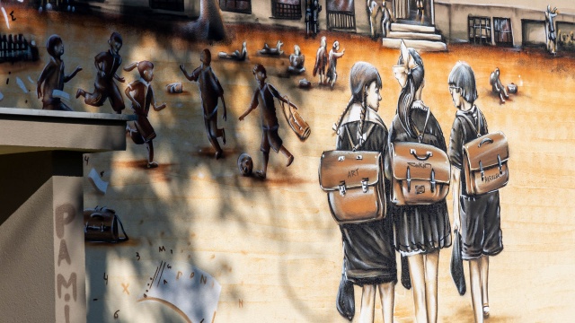 Nowo wyremontowana szkoła w Krzywinie w niecodzienny sposób oddała pamięć starej placówce oświatowej. Podczas wojewódzkiej inauguracji roku szkolnego uwagę wszystkich zebranych zwrócił ogromny mural znajdujący się na bocznej ścianie budynku. Przedstawia on uczniów, bawiące się dzieci oraz stary gmach szkolny.