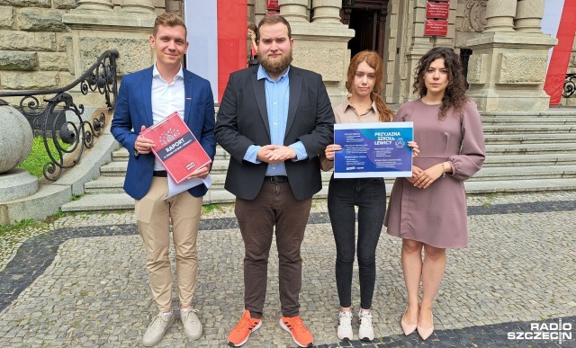 Wycofanie religii ze szkół i lekcje od 9.00 do 14.00 - to niektóre z postulatów młodzieżówki Lewicy, które politycy tej partii przedstawili dzisiaj na konferencji przed Urzędem Wojewódzkim w Szczecinie.