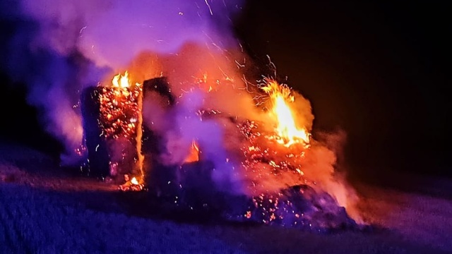 W nocy strażacy walczyli z pożarem słomy. Baloty zapłonęły, około północy, w Zielinie w powiecie gryfińskim.