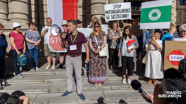 Stop patodeweloperce w Szczecinie, oczekujemy cofnięcia decyzji o budowie - apelują mieszkańcy ulicy Szymanowskiego w Szczecinie. Bezpośrednio pod ich oknami deweloper chce zlikwidować zieleń i postawić nowy blok z garażem. Chodzi o okolice Urzędu Miasta i Jasnych Błoni. Mieszkańcy wraz ze spółdzielnią złożyli petycje do prezydenta miasta Piotra Krzystka, którą podpisało ponad 2000 osób - chcą cofnięcia decyzji o budowie.