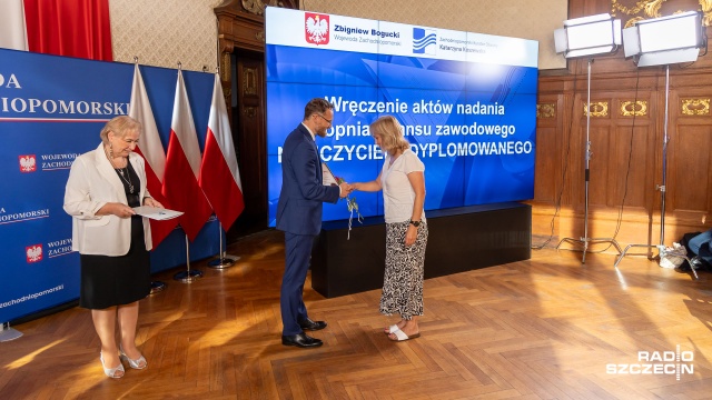 501 zachodniopomorskich nauczycieli otrzymało tytuł nauczyciela dyplomowanego. Jest to dla nich ostatni, najwyższy stopień w ścieżce zawodowej. To wyróżnienie nas cieszy i motywuje do dalszego działania - mówią nauczyciele w rozmowie z naszym reporterem.