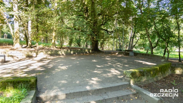 Ostrzeżenie dla szczecinian spacerujących z psami - w parkach ponownie pojawiły się kiełbasy nafaszerowane trucizną.