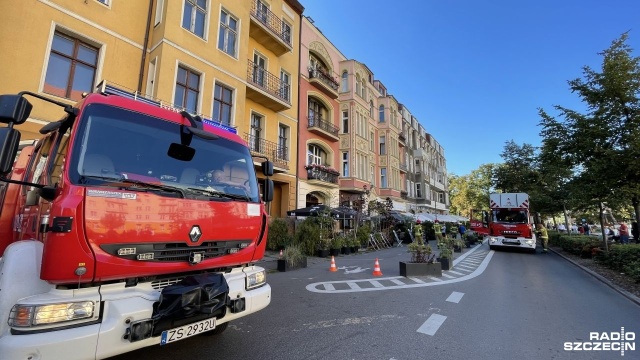 Balkon jednego z budynków przy alei Jana Pawła II w Szczecinie bliski zawalenia. Do akcji wkroczyli już strażacy, których wezwali zaniepokojeni mieszkańcy. Na miejsce przyjechały dwa zastępy.
