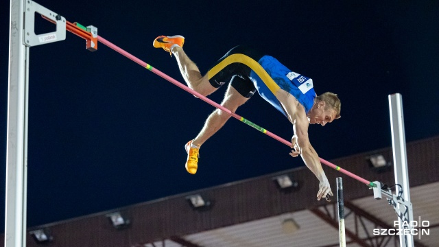Lekkoatletycznych gwiazd i komarów, które przeszkadzały sportowcom i kibicom nie brakowało w 6. Memoriale Wiesława Maniaka w Szczecinie. Spośród 11 konkurencji najwięcej emocji dostarczył konkurs skoku o tyczce z udziałem Piotra Liska. Ostatecznie tyczkarz OSOT-u Szczecin musiał zadowolić się drugim miejscem choć uzyskał taki sam wynik co triumfator Emmanouil Karalis. Grek pokonał jednak 5.70 w pierwszej próbie a Piotr Lisek w drugiej i to zadecydowało o kolejności na podium.