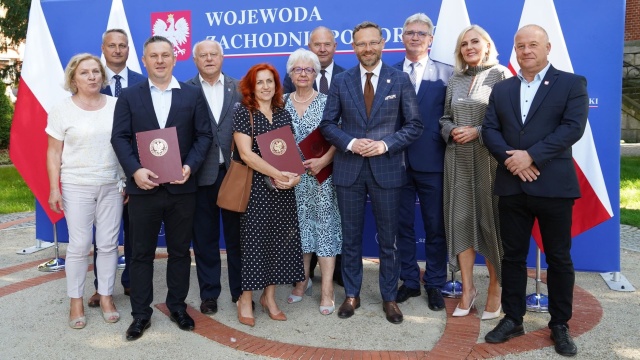 37,7 milionów złotych trafiło w czwartek do zachodniopomorskich samorządów na remonty dróg.