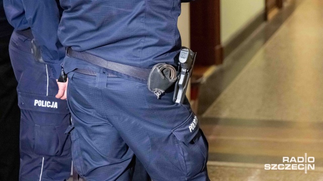 Zachowywał się nerwowo i zwrócił na siebie uwagę policjantów. Jak się okazało, miał powód - 39-latek był poszukiwany przez sąd w Jeleniej Górze do odbycia kary więzienia.