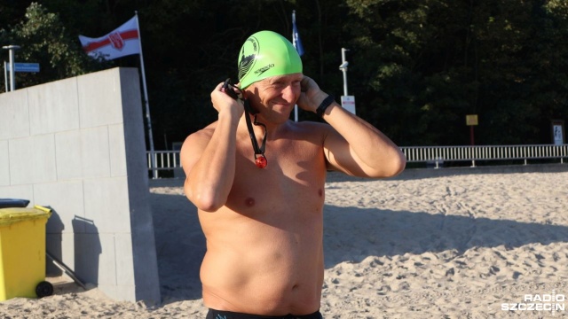 Przepłynąć z Kołobrzegu na Bornholm wpław - taki cel postawił sobie Duńczyk Henry Stockholm, który w piątek rano wszedł do Bałtyku.