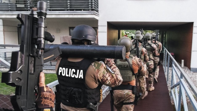 Funkcjonariusze Centralnego Biura Śledczego Policji zatrzymali cztery osoby podejrzane o transport nielegalnych migrantów. Członkowie gangu mieli w zorganizowany sposób przewozić do Niemiec migrantów. Wcześniej pomagali im przekroczyć nielegalnie granicę Polski z Białorusią.