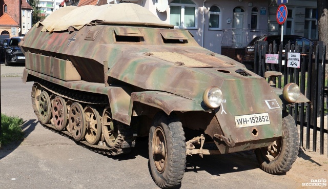 Waży prawie 9 ton, ma 100 koni mechanicznych i pochodzi z 1942 roku - niemiecki pojazd opancerzony właśnie dotarł do kołobrzeskiego Muzeum Oręża Polskiego.