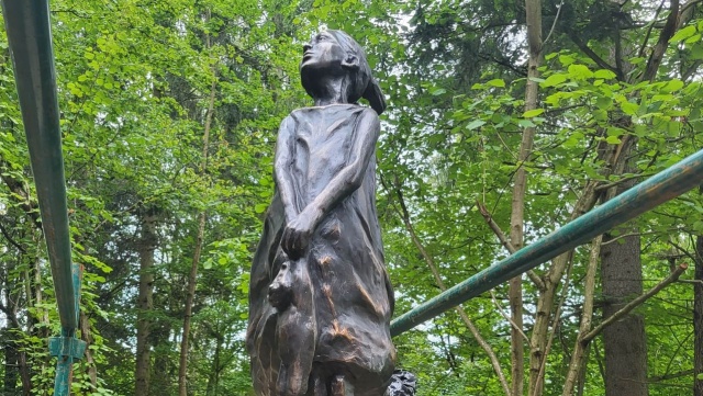 Blisko 200 tysięcy polskich dzieci zostało odebranych swoim rodzicom do adopcji w III Rzeszy. W Połczynie-Zdroju upamiętniono ofiary tego zbrodniczego procederu.