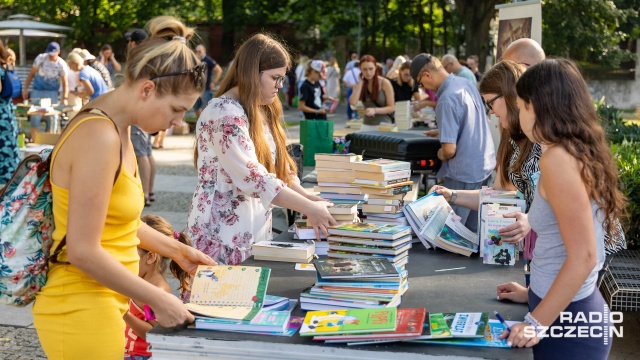 Na placu przed Pleciugą ruszył kiermasz, gdzie za symboliczną kwotę nabyć można powieści dla dorosłych i dzieci.