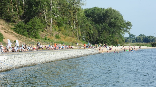 Kilometrowy odcinek po modernizacji ulicy Do plaży, nowa przystań dla jachtów oraz miejskie kąpielisko dla mieszkańców i turystów otwarto w Wolinie.