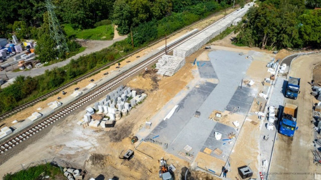 Nowy parking, zatoka autobusowa, chodniki i dojścia do peronów powstają w rejonie stacji Żelechowa. To w ramach inwestycji Szczecińskiej Kolei Metropolitalnej.