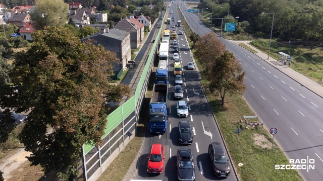 Generalna Dyrekcja Dróg Krajowych i Autostrad apeluje do władz Szczecina o pilną zmianę układu świateł na drodze krajowej S10. Chodzi o skrzyżowanie ulicy Zwierzynieckiej z ulicami Kurzą i Niedźwiedzią - mówi Łukasz Lendner z Generalnej Dyrekcji Dróg Krajowych i Autostrad w Szczecinie.