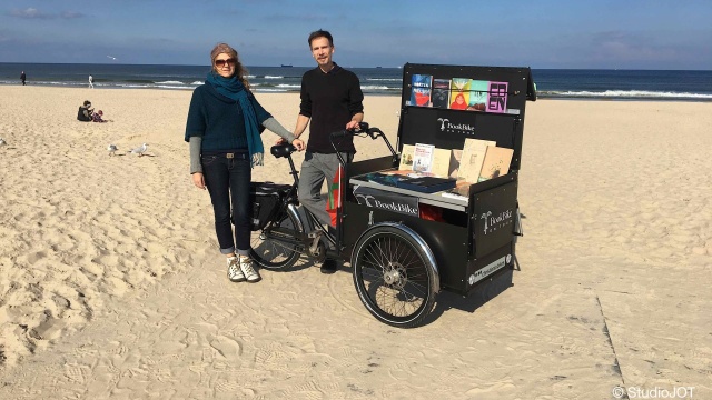 Polsko-duński duet promujący książki znów przyjedzie do Świnoujścia i to nietuzinkowym środkiem transportu, bo rowerem z mobilną biblioteczką. W ich regałach znaleźć będzie można między innymi baśnie Andersena w dwóch językach.