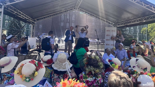 Szczecińscy seniorzy przeszli przez miasto w barwnym korowodzie, przejęli władzę i dostali klucz od prezydenta Piotra Krzystka - to w ramach Tygodnia Inicjatyw Senioralnych, które odbywają się po raz trzeci na Jasnych Błoniach.
