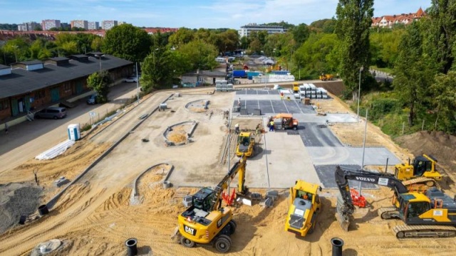 Parking, chodniki czy nowa kanalizacja deszczowa sukcesywnie powstają w rejonie stacji Szczecińskiej Kolei Metropolitalnej na Niebuszewie.