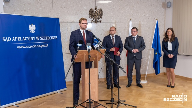 Budowa nowego gmachu oraz remont budynku już istniejącego - minister sprawiedliwości przyznał ponad 30 milionów złotych na rozwój szczecińskiego Sądu Apelacyjnego. Cel to oczywiście poprawienie warunków w jakich odbywają się rozprawy, czyli korzyść zarówno dla mieszkańców miasta i regionu, jak i pracowników sądu - przyznaje wiceminister sprawiedliwości Michał Woś.
