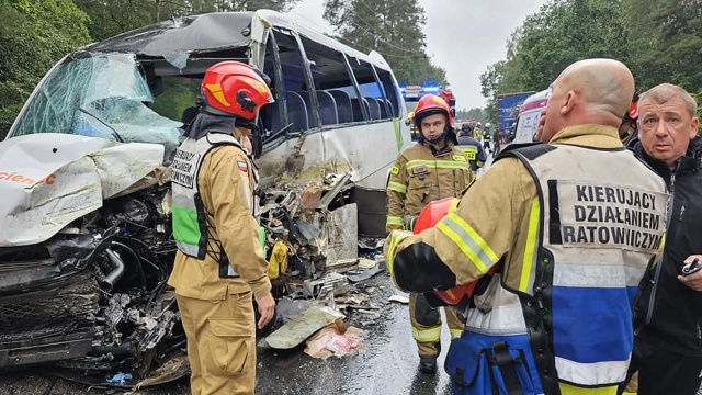 Bus zderzył się w ciężarówką na drodze wojewódzkiej nr 175.