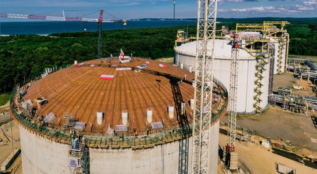 Budowa trzeciego zbiornika w terminalu LNG w Świnoujściu dobiega końca. Próby wodne, które rozpoczną się wkrótce, pozwolą sprawdzić, czy nowy obiekt jest szczelny.