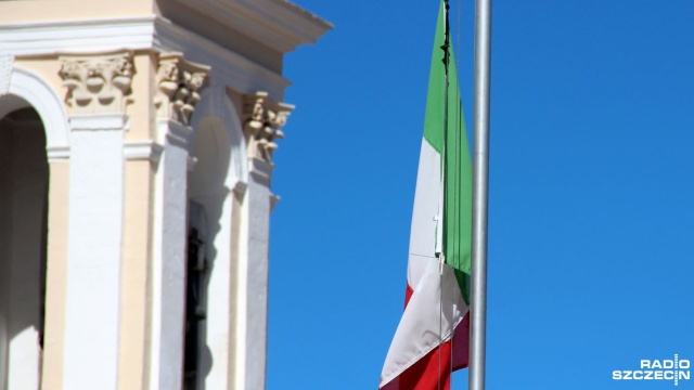 Rozpoczęła się akcja relokacji 7 tysięcy migrantów, którzy w ciągu ostatnich dwóch dni przypłynęli z Tunezji na włoską wyspę Lampedusa. Miejscowe władze ogłosiły stan wyjątkowy.