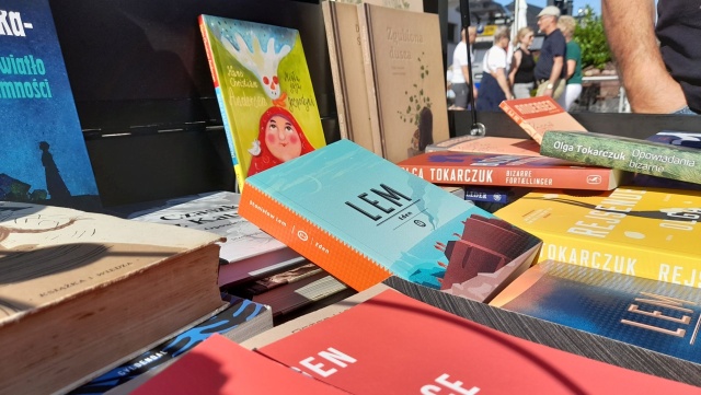 Dziś na ulicach Świnoujścia można spotkać niezwykłą polsko-duńską parę na niezwykłym pojeździe, jakim jest Book Bike - rower z biblioteczką. Do Świnoujścia przybyli z Bornholmu, by również tu promować czytanie.
