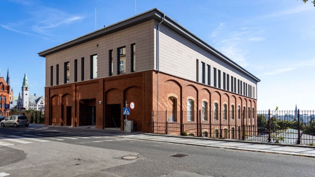 Nowa sala koncertowa, zaplecze dla artystów, przestrzeń biurowa oraz fotowoltaika na dachu - budynek Domu Kultury Słowianin przeszedł metamorfozę.