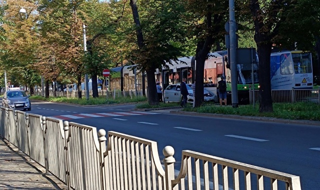Tramwaj zderzył się z samochodem osobowym w Szczecinie. Do zdarzenia doszło na ulicy 3 maja.